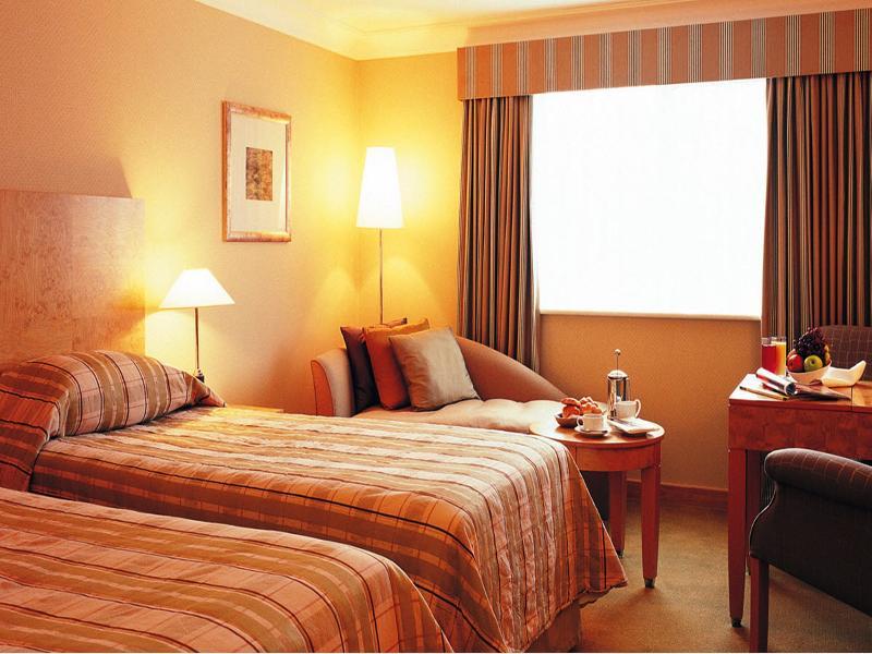 Regency Park Hotel, Health Club & Spa Татчъм Екстериор снимка
