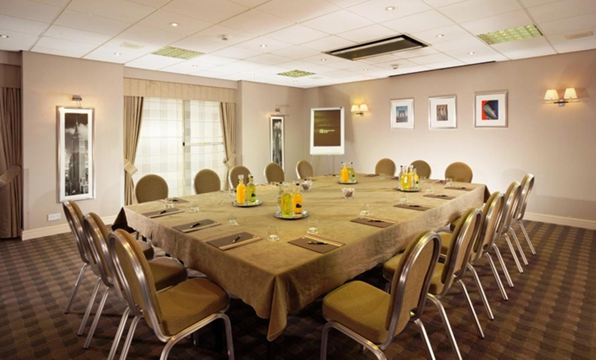 Regency Park Hotel, Health Club & Spa Татчъм Екстериор снимка