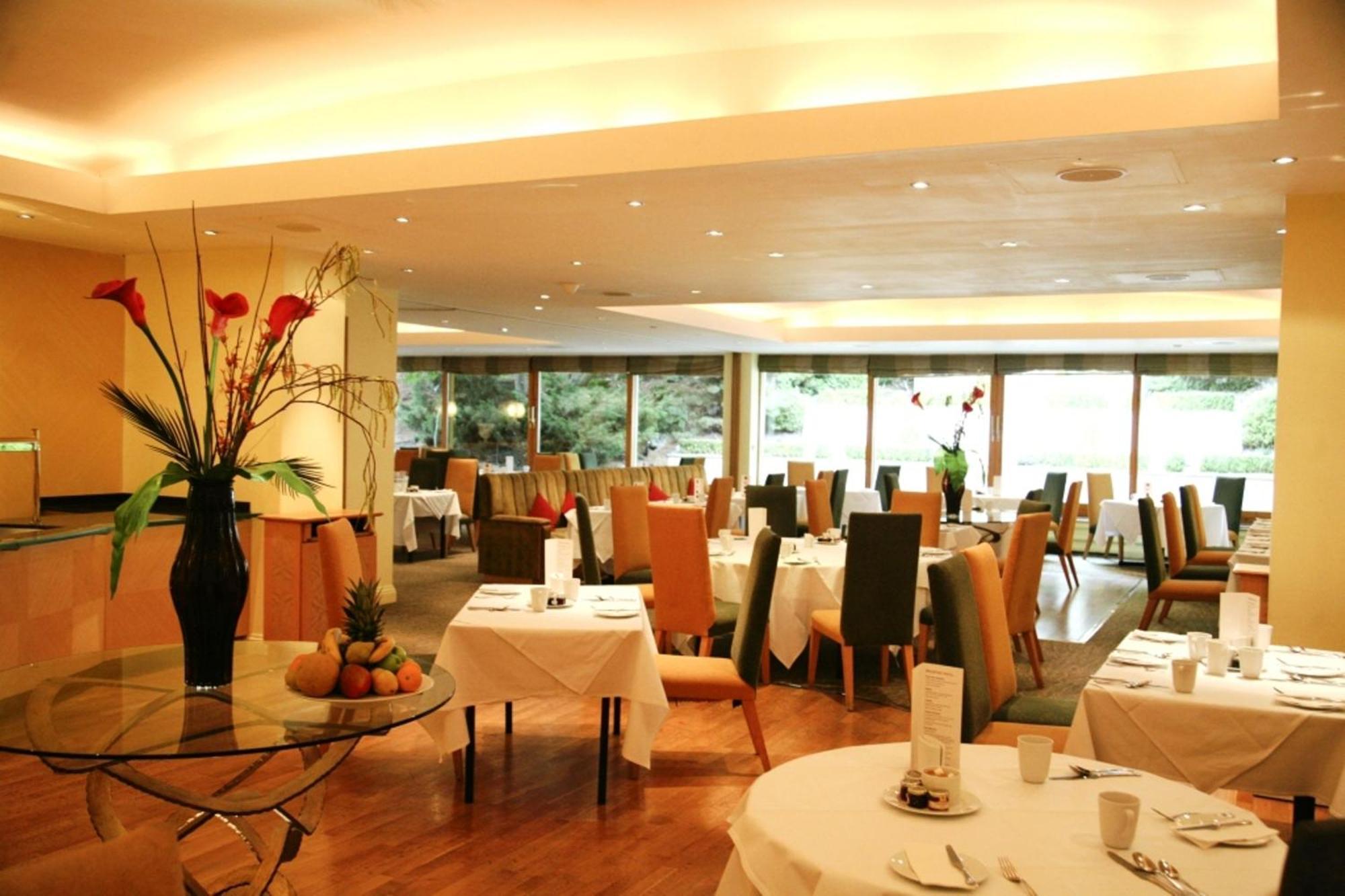 Regency Park Hotel, Health Club & Spa Татчъм Екстериор снимка