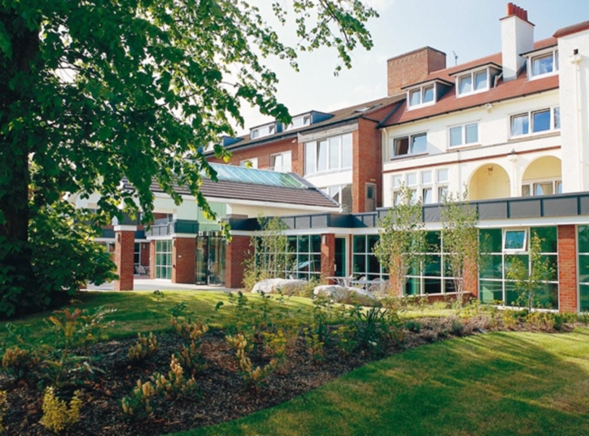 Regency Park Hotel, Health Club & Spa Татчъм Екстериор снимка