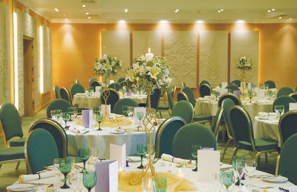 Regency Park Hotel, Health Club & Spa Татчъм Екстериор снимка