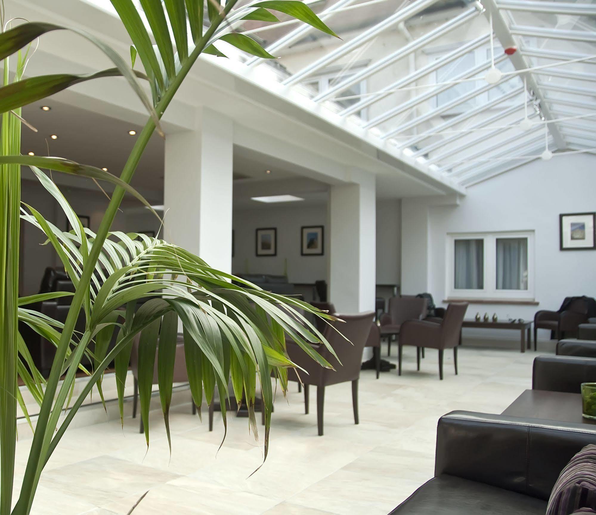 Regency Park Hotel, Health Club & Spa Татчъм Екстериор снимка