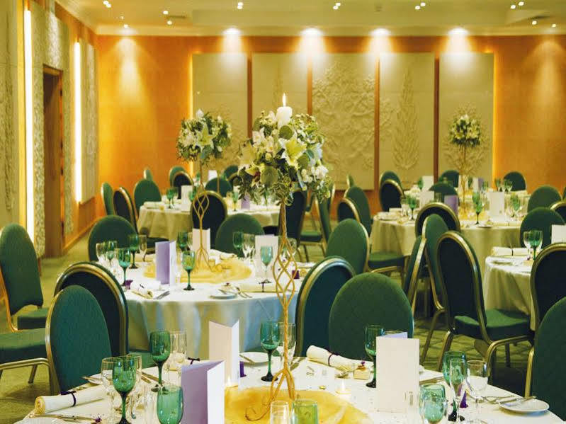 Regency Park Hotel, Health Club & Spa Татчъм Екстериор снимка