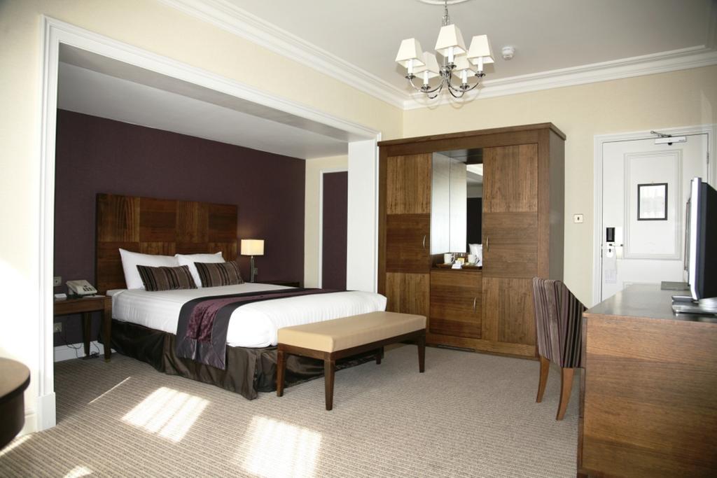 Regency Park Hotel, Health Club & Spa Татчъм Екстериор снимка