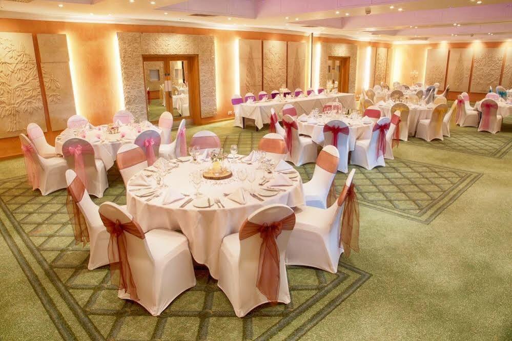Regency Park Hotel, Health Club & Spa Татчъм Екстериор снимка